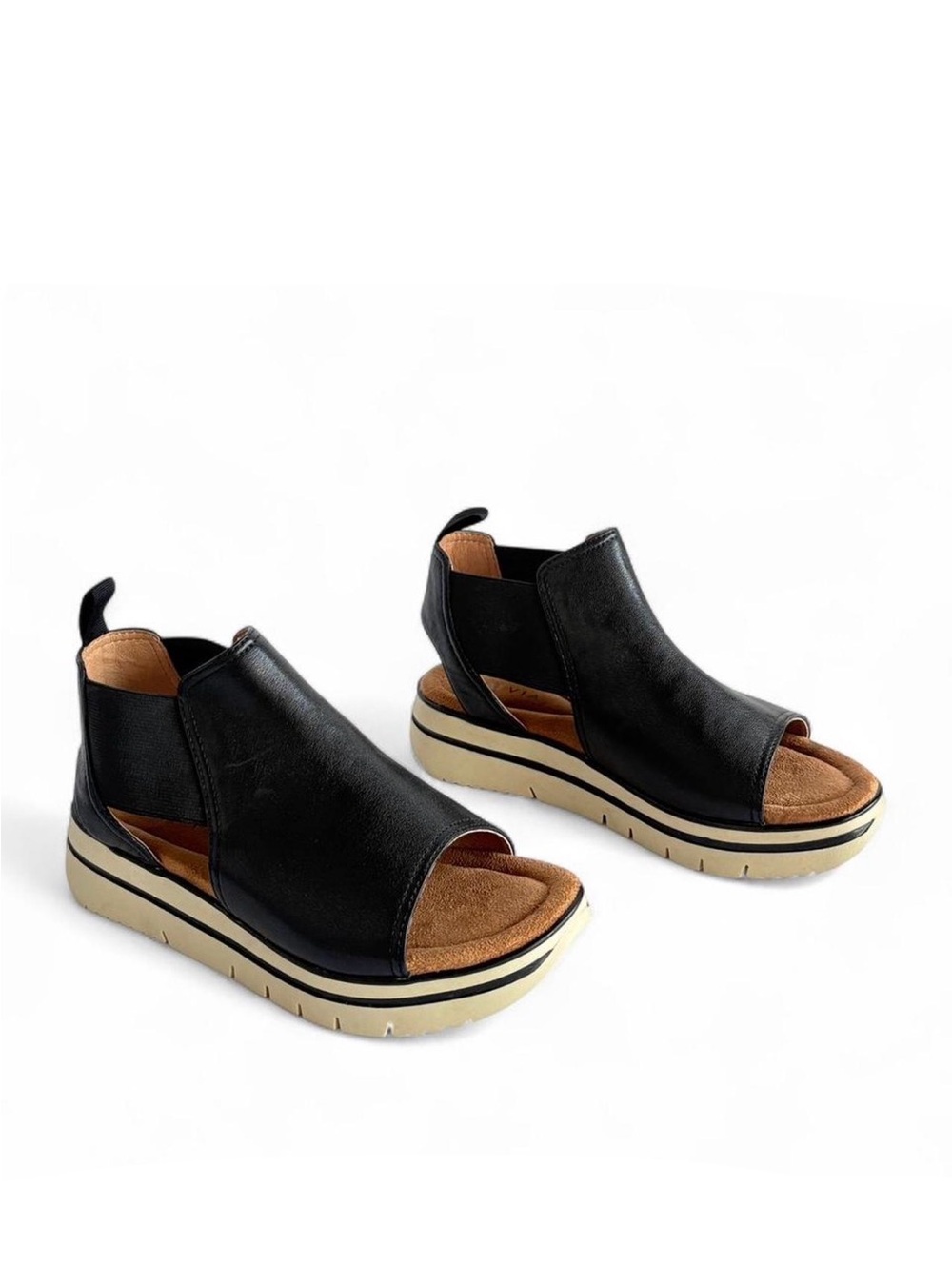 ARI Flatform SANDAL
Open-Toe Platform Sandal - Women